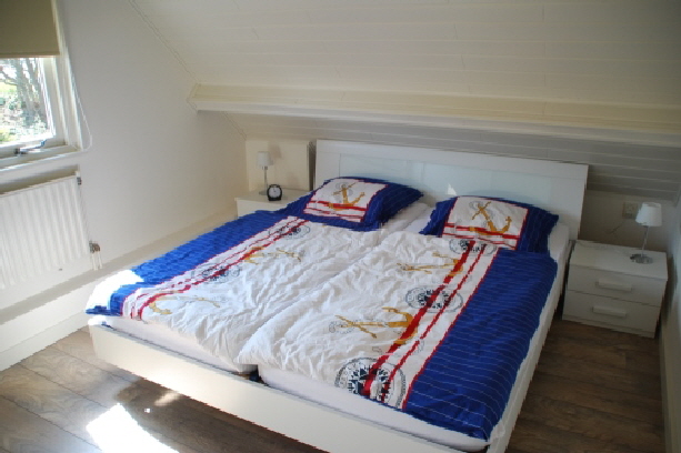Schlafzimmer_mit_Doppelbett_oben