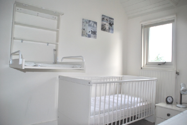 Babybett u.Wickeltisch Kinderzimmer oben